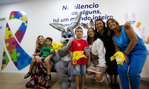 Coelhinho da Páscoa visita crianças do Laço Azul e transforma a manhã em alegria e afeto em VR